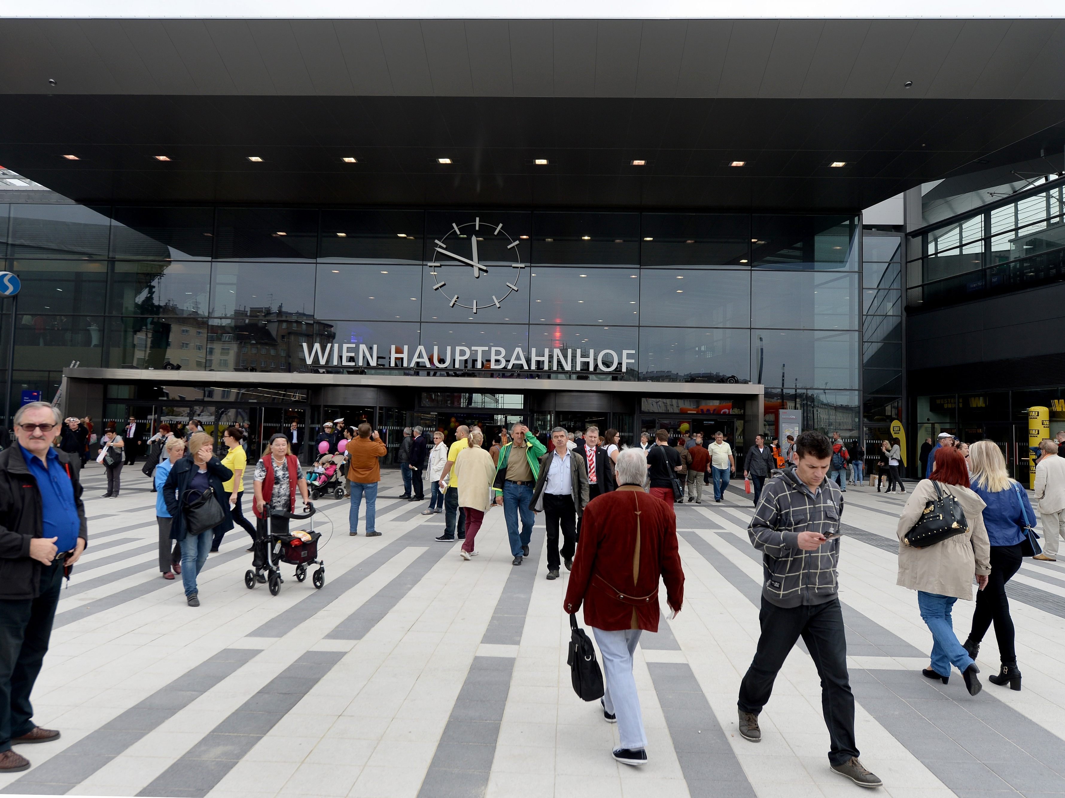 Die Nachtsperre am Wiener Hauptbahnhof wird ab dem 2. Mai 2018 eingeführt. Die Nachtsperre am Wiener Hauptbahnhof wird ab dem 2. Mai 2018 eingeführt.